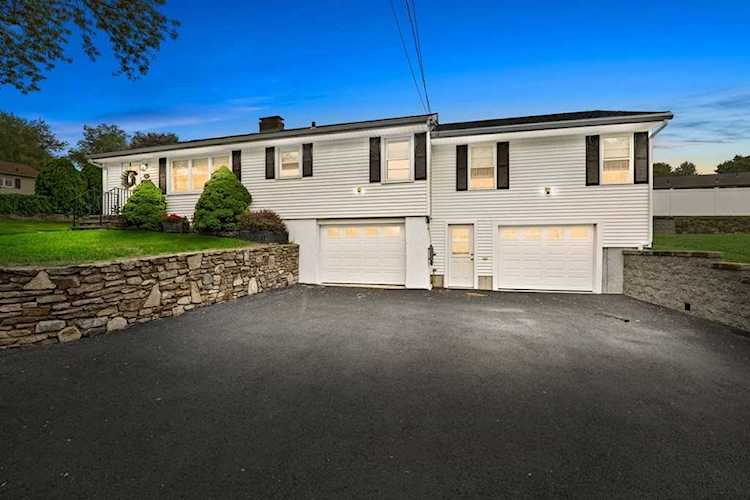 8 Grandview St Auburn, MA 01501