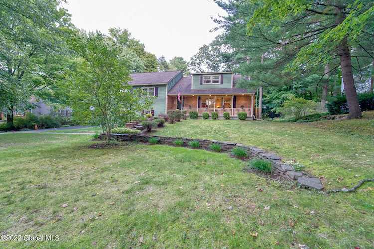 83 Birchwood Ln Niskayuna, NY 12309