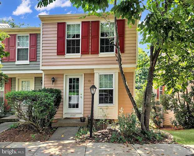 1937 Sagewood Ln Reston, VA 20191