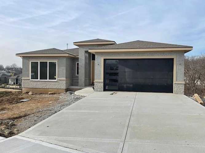 7122 Westgate St Shawnee, KS 66216