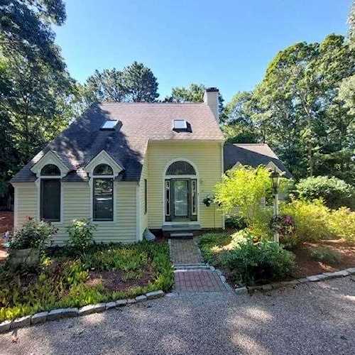 19 Fells Pond Circle in Mashpee, MA - Century 21 New England Photo 1