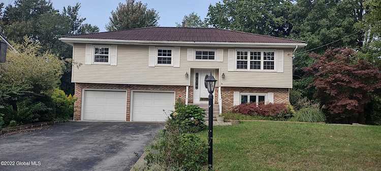 16 Greenacres Dr Colonie, NY 12110
