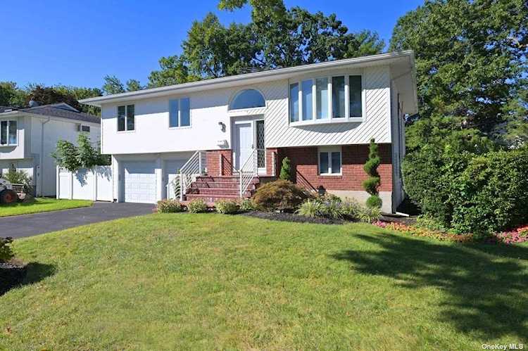 1752 Roberta Lane Merrick, NY 11566