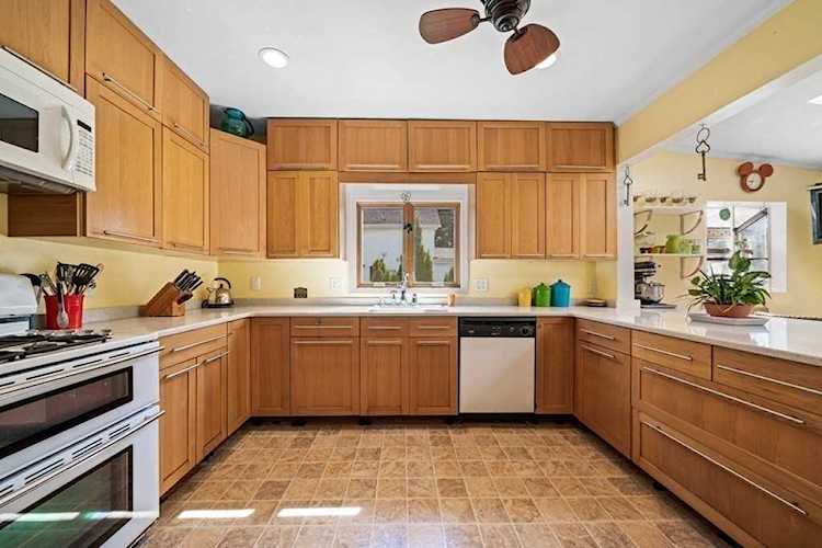 5 Gerry Ct Stoneham, MA 02180