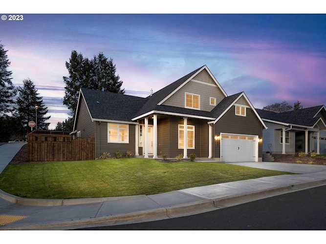 667 W 10th ST La Center, WA 98629