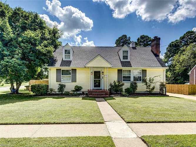 18 Greenbrier Rd Portsmouth, VA 23707 home for sale, MLS#10458556 - Crescas Real Estate Photo 1