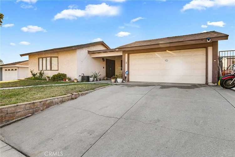 2922 Los Feliz Dr Highland, CA 92346