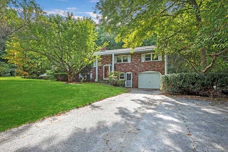 81 Lancaster Dr Tewksbury, MA 01876