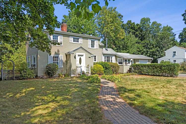 8 Pennichuck St Nashua, NH 03064