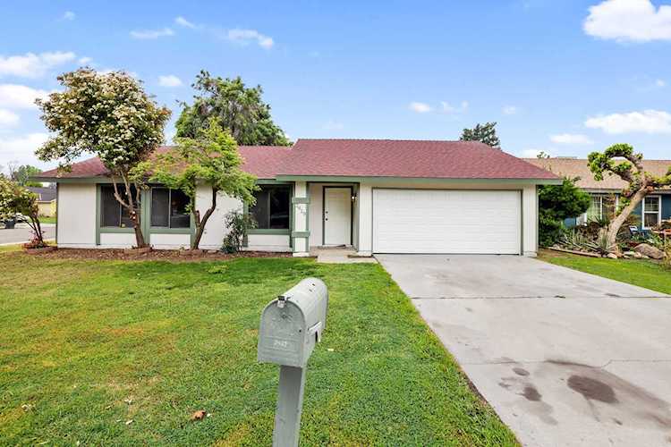 2429 N Edison Ct Visalia, CA 93292