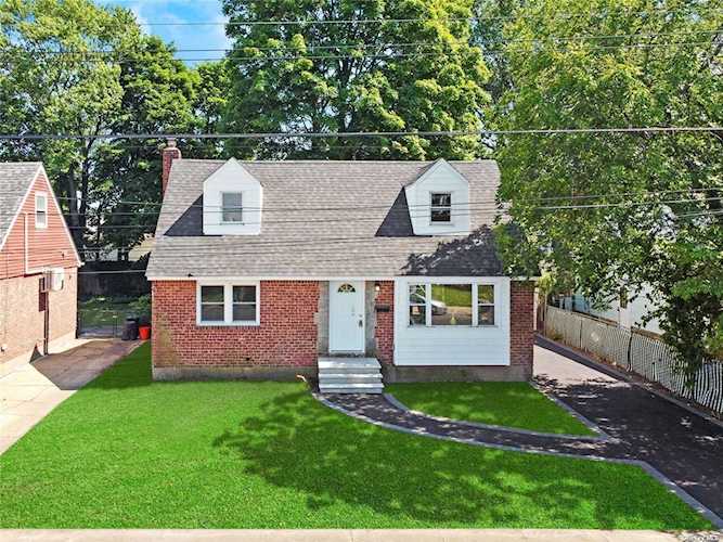 872 Oliver Avenue Westbury, NY 11590