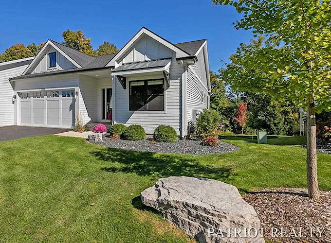 2840 Overlook Summit Dr SE Grand Rapids, MI 49546 | MLS 22042918 Photo 1