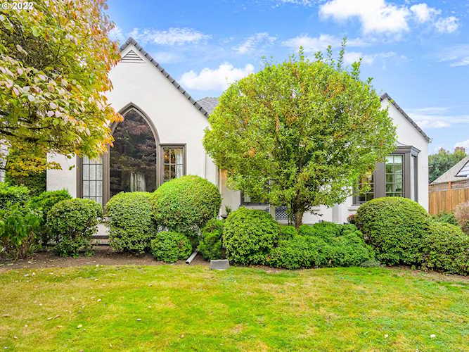 7823 SE 32nd AVE Portland, OR 97202