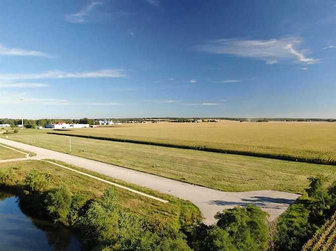 L67 Fairview Dr Walworth, WI 53184