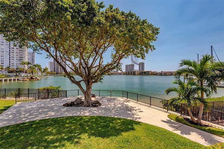 2780 NE 183rd St Aventura, FL 33160