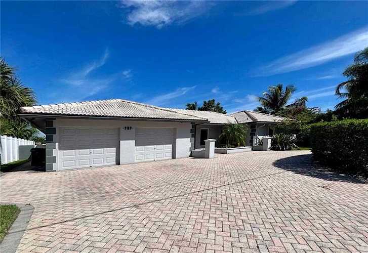909 SE 11th St Deerfield Beach, FL 33441