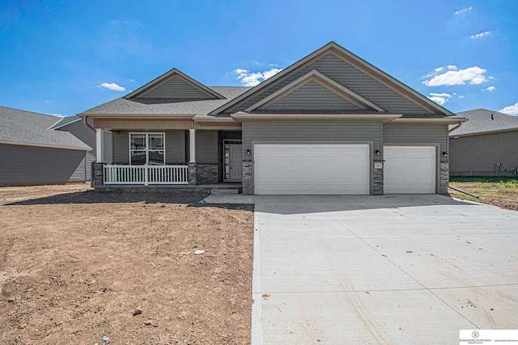 18457 Redwood St Omaha, NE 68136 | MLS 22221498 Photo 1
