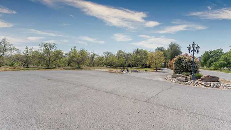 2037 W Linda Vista Ave Porterville, CA 93257 | MLS 220433 Photo 1