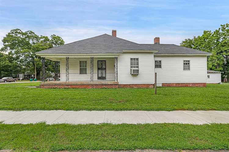 Haltom Real Estate, local REALTORS® Specialize in Selling Homes in Jackson, TN & Surrounding Areas : Madison County, Henderson County, Carroll County, Gibson County, Chester County, Hardeman County, Crockett County Photo 1