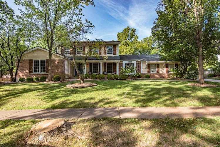 1949 Lanchester Ct. Chesterfield, MO 63017