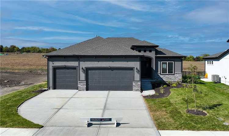 3208 SW Arboridge Dr Lee's Summit, MO 64082