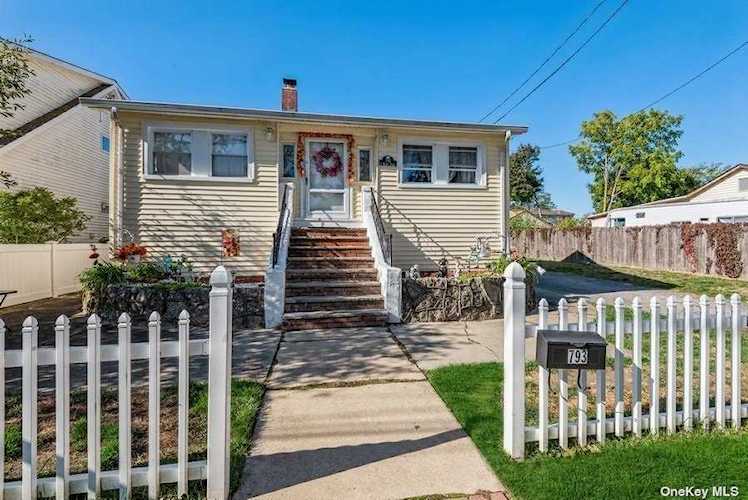 793 S Walnut Street Lindenhurst, NY 11757