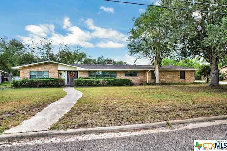 511 W Johnson St Cuero, TX 77954