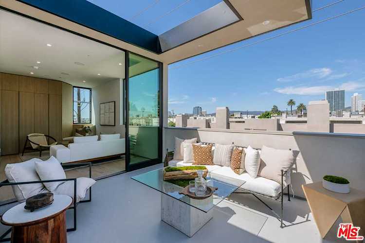 1704 Granville Ave Los Angeles, CA 90025 | MLS 22-208695 Photo 1