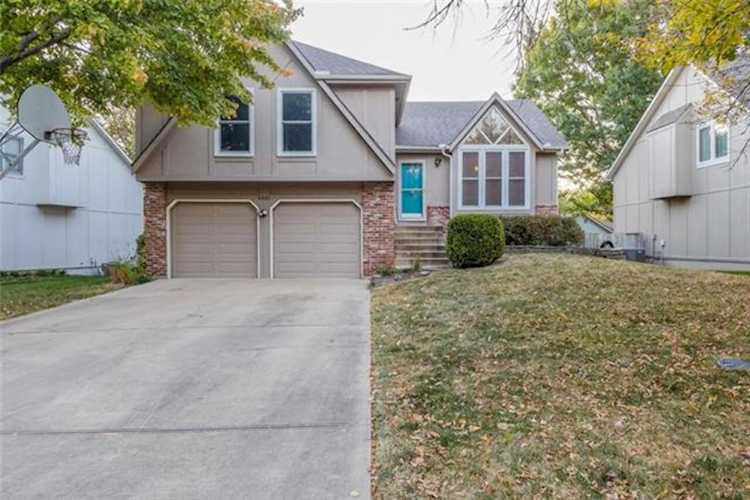 6441 Hilltop St Shawnee, KS 66226