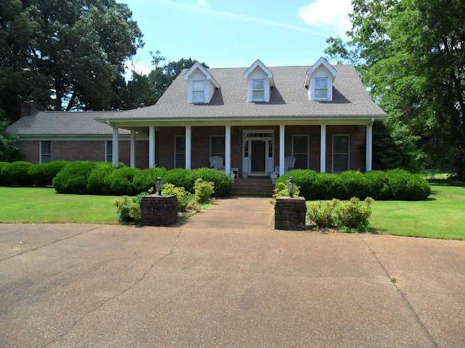 Haltom Real Estate, local REALTORS® Specialize in Selling Homes in Jackson, TN & Surrounding Areas : Madison County, Henderson County, Carroll County, Gibson County, Chester County, Hardeman County, Crockett County Photo 1