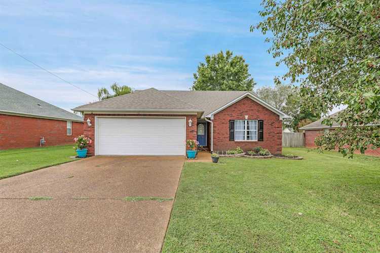 Haltom Real Estate, local REALTORS® Specialize in Selling Homes in Jackson, TN & Surrounding Areas : Madison County, Henderson County, Carroll County, Gibson County, Chester County, Hardeman County, Crockett County Photo 1