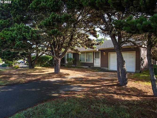 1077 Newport AVE Bandon, OR 97411 | MLS 22358860 Photo 1