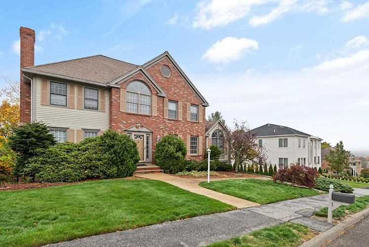 83 Juniper Dr Saugus, MA 01906