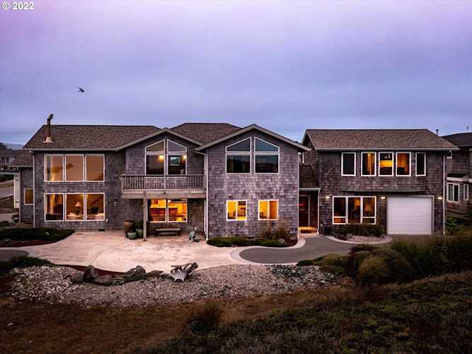 1495 8th ST Bandon, OR 97411