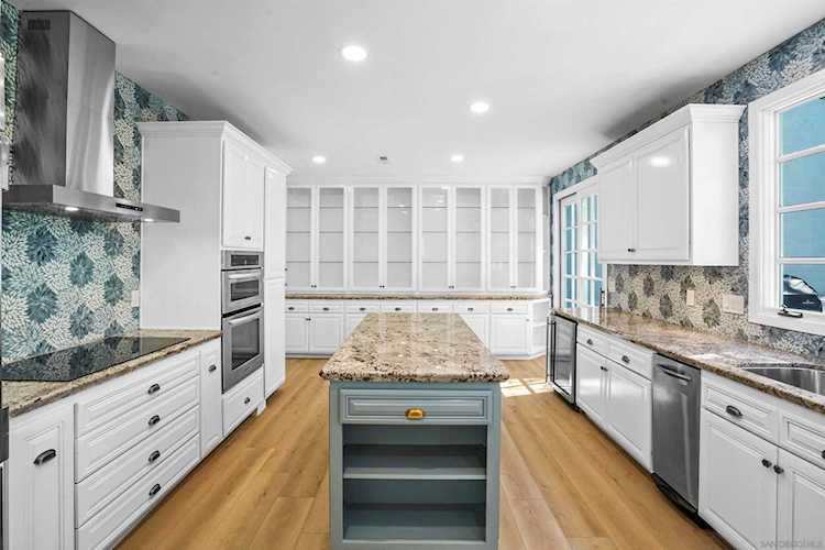 7457 Avenida De Palais Carlsbad, CA 92009