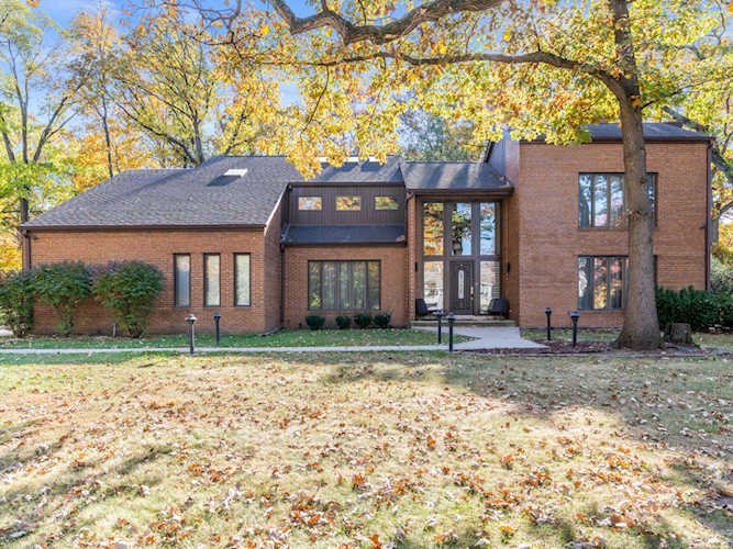 250 Lakewood Circle Burr Ridge, IL 60527
