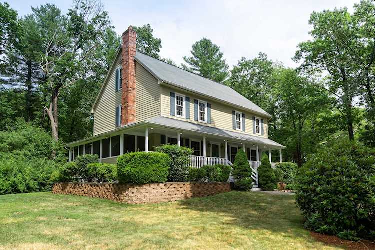 34 Lawson Farm Rd in Londonderry, NH - Century 21 New England Photo 1