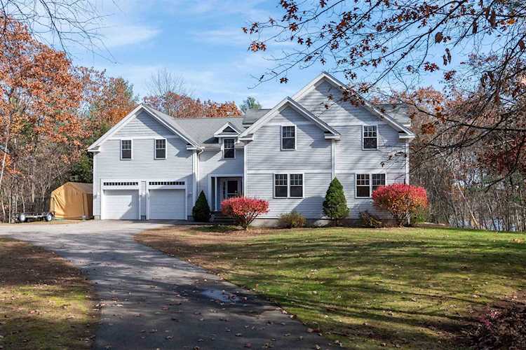 13 Farrwood Dr Hooksett, NH 03106