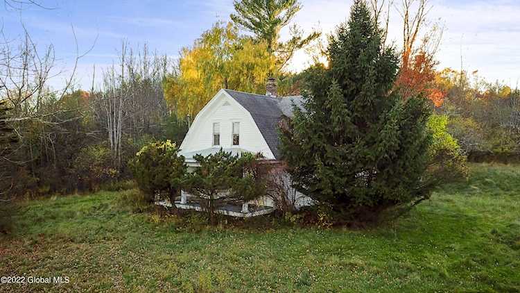 81 Hilton Rd Slingerlands, NY 12159