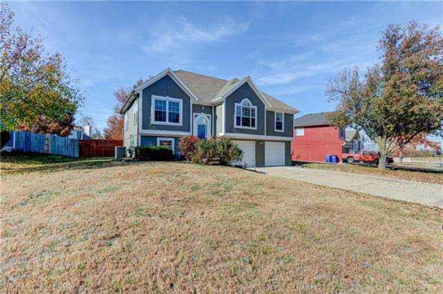 5564 Belmont Dr Shawnee, KS 66226