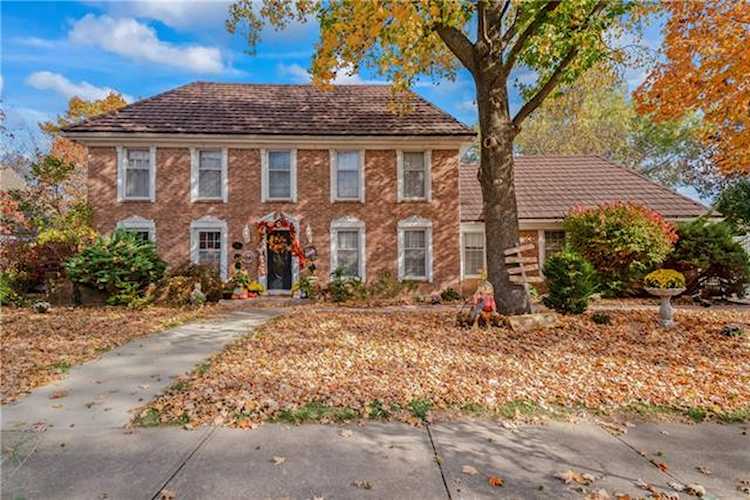 521 Camelot Dr Liberty, MO 64068
