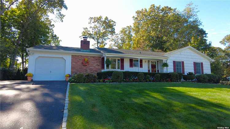 83 Mahogany Road Rocky Point, NY 11778