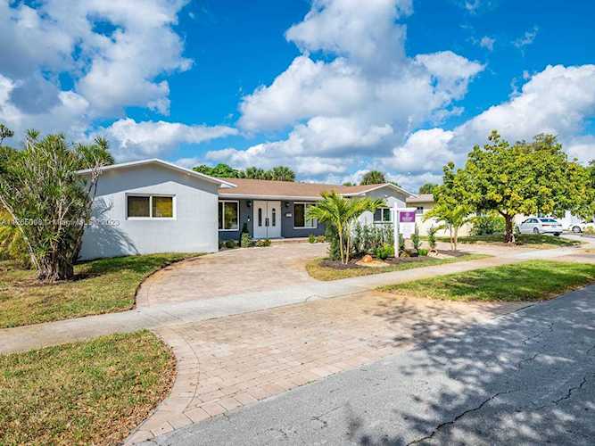 21060 NE 18th Ct Miami, FL 33179