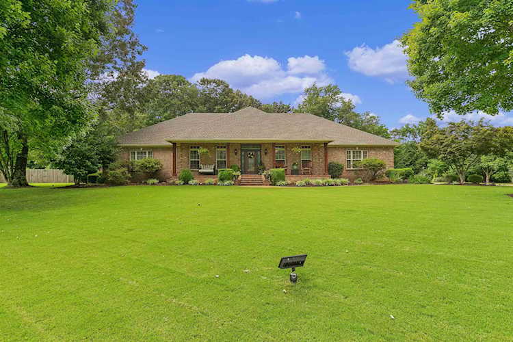 Haltom Real Estate, local REALTORS® Specialize in Selling Homes in Jackson, TN & Surrounding Areas : Madison County, Henderson County, Carroll County, Gibson County, Chester County, Hardeman County, Crockett County Photo 1
