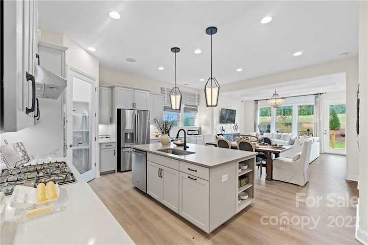 17229 Sand Bank Rd Charlotte, NC 28278