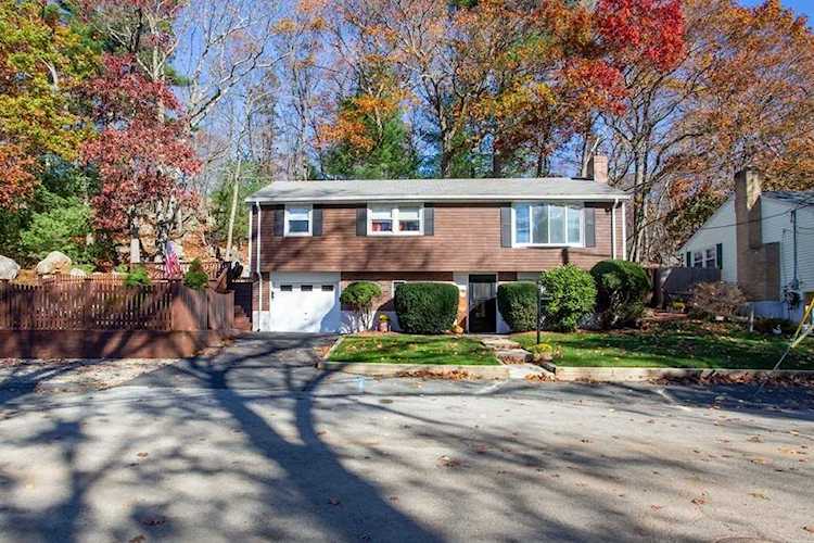 11 Pulver Dr Peabody, MA 01960