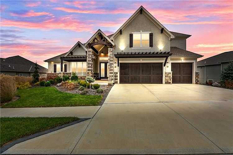 5735 Barn Hill Rd Parkville, MO 64152