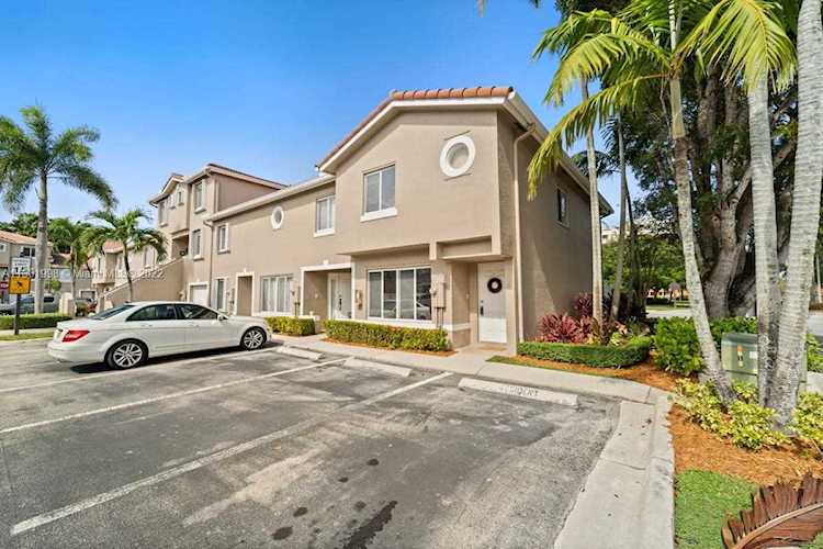 245 Riviera Cir Weston, FL 33326