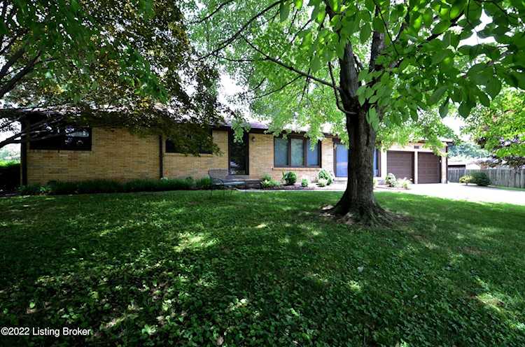 10111 Nanka Rd Louisville, KY 40272 | MLS 1614230 Photo 1