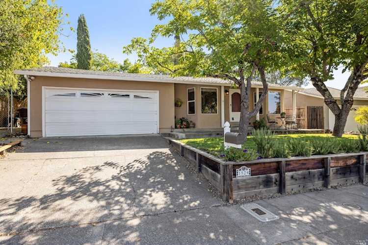 1524 Oakleaf Avenue Healdsburg, CA 95448